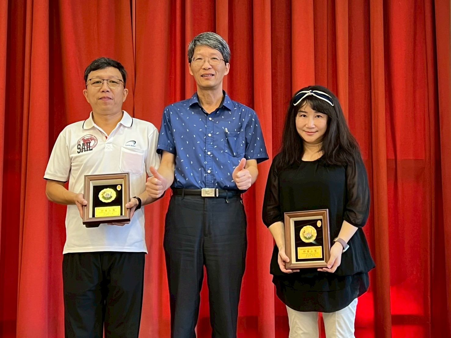 二信高中教師節前夕董事長王盈之送禮物祝健康 4 LINE ALBUM %EF%BC%8820250922%EF%BC%89114%E5%AD%B8%E5%B9%B4%E5%BA%A6%E6%95%99%E5%B8%AB%E7%AF%80%E9%A0%92%E7%8D%8E%E5%85%B8%E7%A6%AE 250922 1