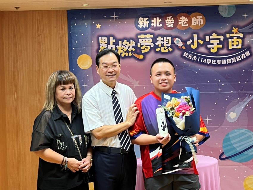 《圖說》陳俊生校長與學生及家長合影。〈記者葉柏成攝〉