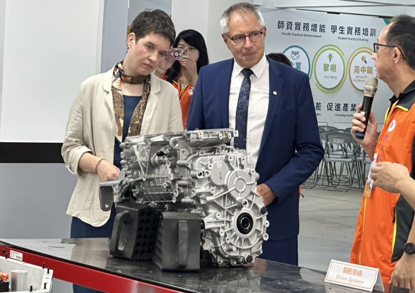 臺德高等技職教育深化 德國埃斯林根應用科大參訪黎明技術學院 2 《圖說》德國埃斯林根應用科技大學校長及資深顧問參訪智慧電動車人才培育中心,智慧工程學群群長袁平介紹Kia捐贈電動車馬達結構。〈黎明技術學院提供〉
