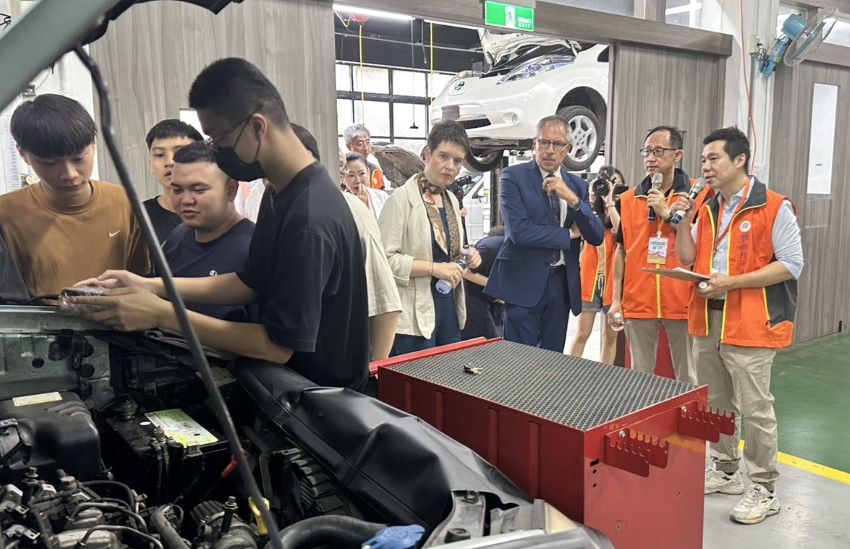 臺德高等技職教育深化 德國埃斯林根應用科大參訪黎明技術學院 4 《圖說》德國埃斯林根應用科技大學校長及資深顧問參訪車輛工廠。〈黎明技術學院提供〉