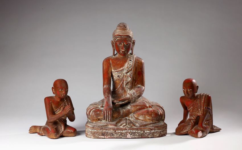 開啟心靈覺醒之旅 宗博館佛教文物特展訴說深邃哲理 1 《圖說》中央主尊釋迦牟尼佛結跏趺安坐,左右侍者為迦葉與阿難,三者皆身披鑲嵌玻璃飾片的僧衣,工藝細緻,色彩華麗,展現東南亞佛教美學的典型風格。〈宗博館提供〉