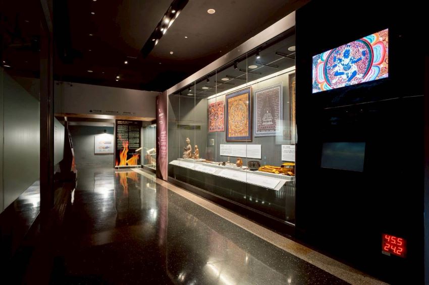 開啟心靈覺醒之旅 宗博館佛教文物特展訴說深邃哲理 4 《圖說》第二展區在世界宗教展示大廳橫發的輪展櫃呈現。〈宗博館提供〉