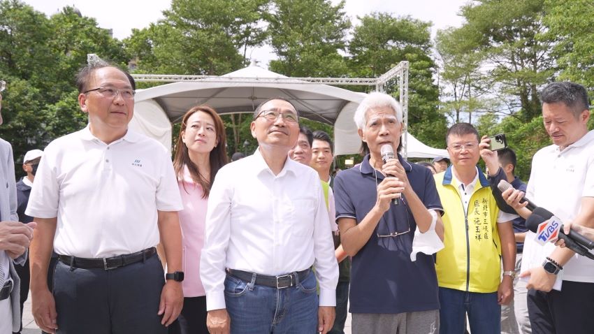 《圖說》在地藝術家江沖默說明飛鳶銅雕設計理念，左為捷運局長李政安。〈捷運局提供〉