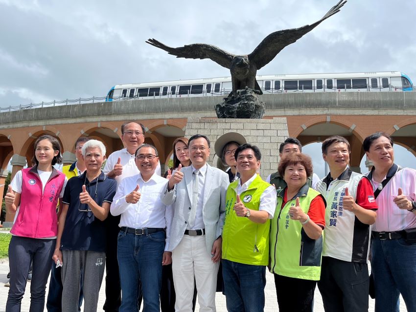 《圖說》思古迴廊暨飛鳶廣場大合影。〈捷運局提供〉