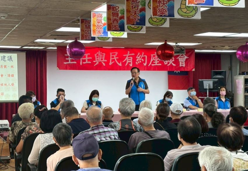 《圖說》八德榮家辦理主任與民有約座談會 家主任酆世俊(站立者)與住民長輩積極互動溝通。〈八德榮家提供〉
