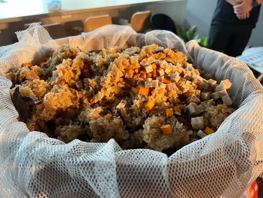 《圖說》相噴噴可口的油飯。〈記者葉柏成攝〉