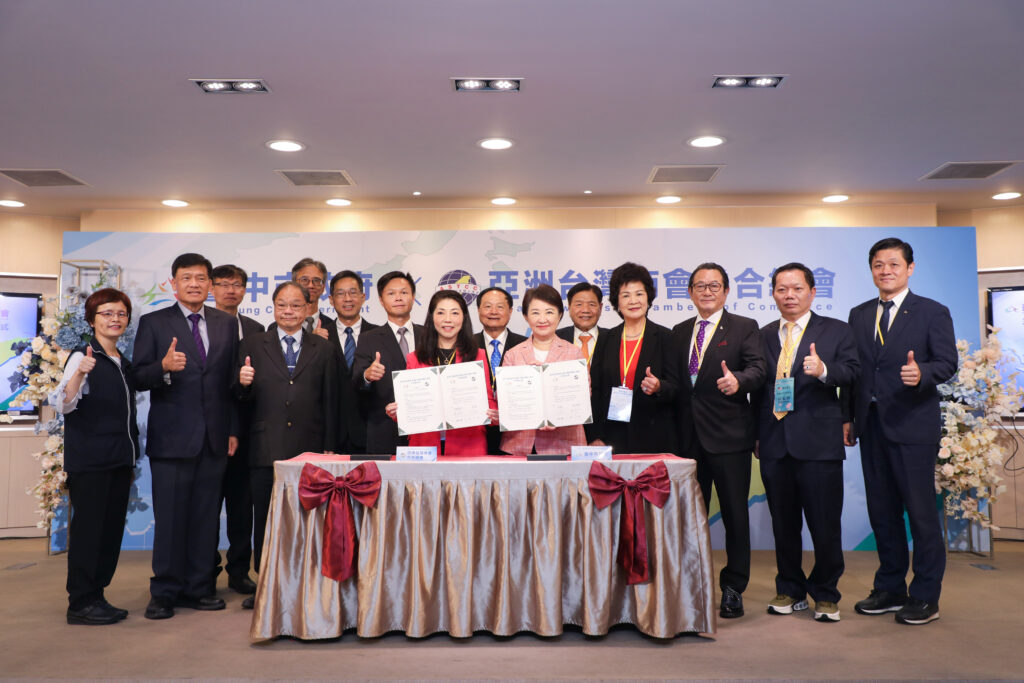 台中市府單一窗口迎返鄉台商 與亞總結盟首創「三合一綠色通道」 2 %E5%8F%B0%E4%B8%AD%E5%B8%82%E6%94%BF%E5%BA%9C%E8%88%87%E4%BA%9E%E6%B4%B2%E5%8F%B0%E7%81%A3%E5%95%86%E6%9C%83%E8%81%AF%E5%90%88%E7%B8%BD%E6%9C%83%E7%B0%BD%E7%BD%B2 %E4%B8%89%E5%90%88%E4%B8%80%E7%B6%A0%E8%89%B2%E9%80%9A%E9%81%93 %E5%90%88%E4%BD%9C%E5%82%99%E5%BF%98%E9%8C%84%E8%A8%98%E8%80%85%E6%9C%831