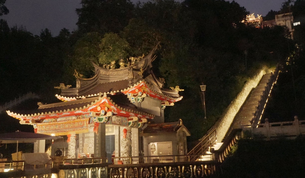 「走靜貓空」觀傳局推薦4玩法 壓軸活動登場 3 圖▲傍晚的竹柏參道,沿路柔美光影伴隨,登高後即可欣賞臺北的美麗夜景。(圖/臺北市政府觀光傳播局提供)