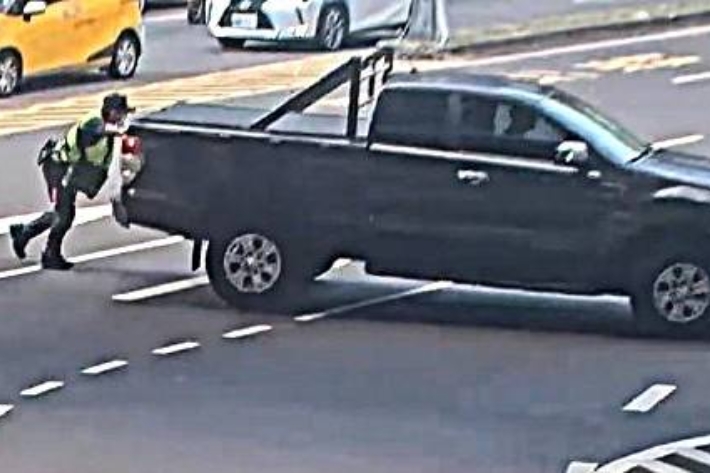 車輛拋錨 年邁長者無奈受困車陣 大同警迅速排除 2 MEITU 20250923 084423207