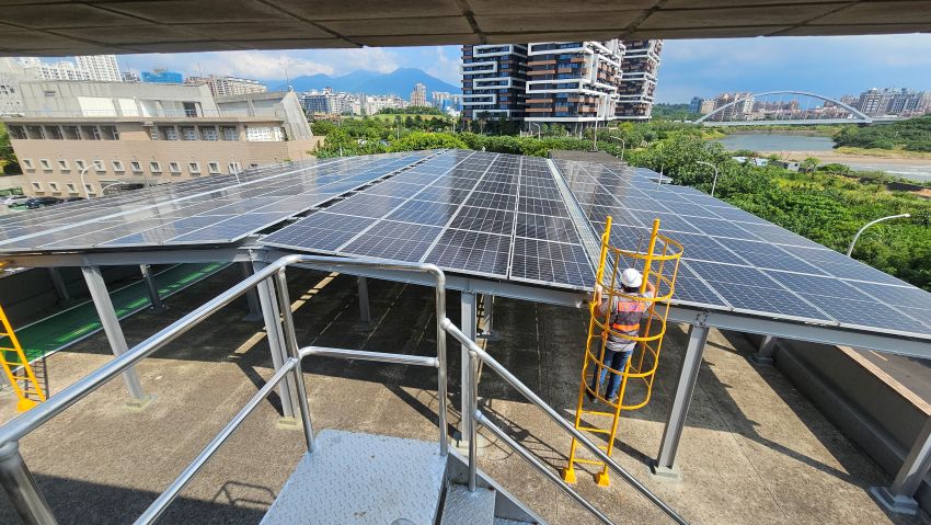 《圖說》機房屋頂設置太陽能光電系統節能又減碳。〈水利局提供〉