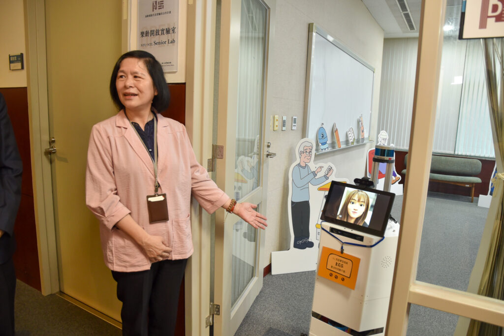 %E5%9C%8B%E8%87%BA%E5%9C%96%E6%9B%B9%E7%BF%A0%E8%8B%B1%E9%A4%A8%E9%95%B7%E7%82%BA%E4%BE%86%E8%B3%93%E4%BB%8B%E7%B4%B9%E6%A9%9F%E5%99%A8%E4%BA%BA%E3%80%8C%E5%A5%A7%E8%8E%89%E8%96%87%E3%80%8D