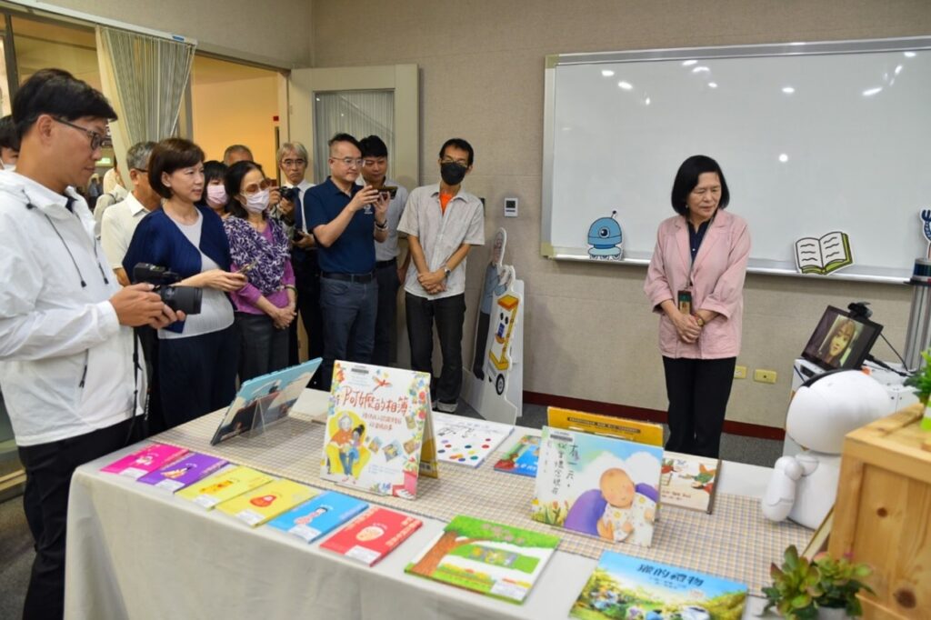 %E6%A9%9F%E5%99%A8%E4%BA%BA%E3%80%8C%E5%A5%A7%E8%8E%89%E8%96%87%E3%80%8D%E7%82%BA%E4%BE%86%E8%B3%93%E5%B0%8E%E8%A6%BD%E3%80%8C%E6%A8%82%E9%BD%A1%E9%96%8B%E6%94%BE%E5%AF%A6%E9%A9%97%E5%AE%A4%E3%80%8D