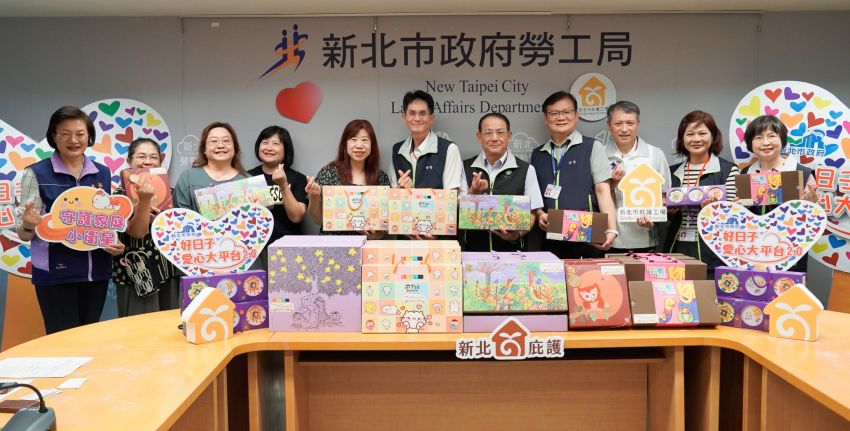 《圖說》台灣電力公司北南區營業處號召北北區、北西區處及電力工會齊心響應好日子愛心大平台，共同認購庇護工場中秋禮盒，捐贈給新北市「小衛星」家戶，左一社會局長李美珍、右三 勞工局長陳瑞嘉、右一北西區處副處長梁國珍、右四北北區處駱毅副處長、右五北西區處徐進褔處長、右六北南區處林蒼喬處長。〈社會局提供〉