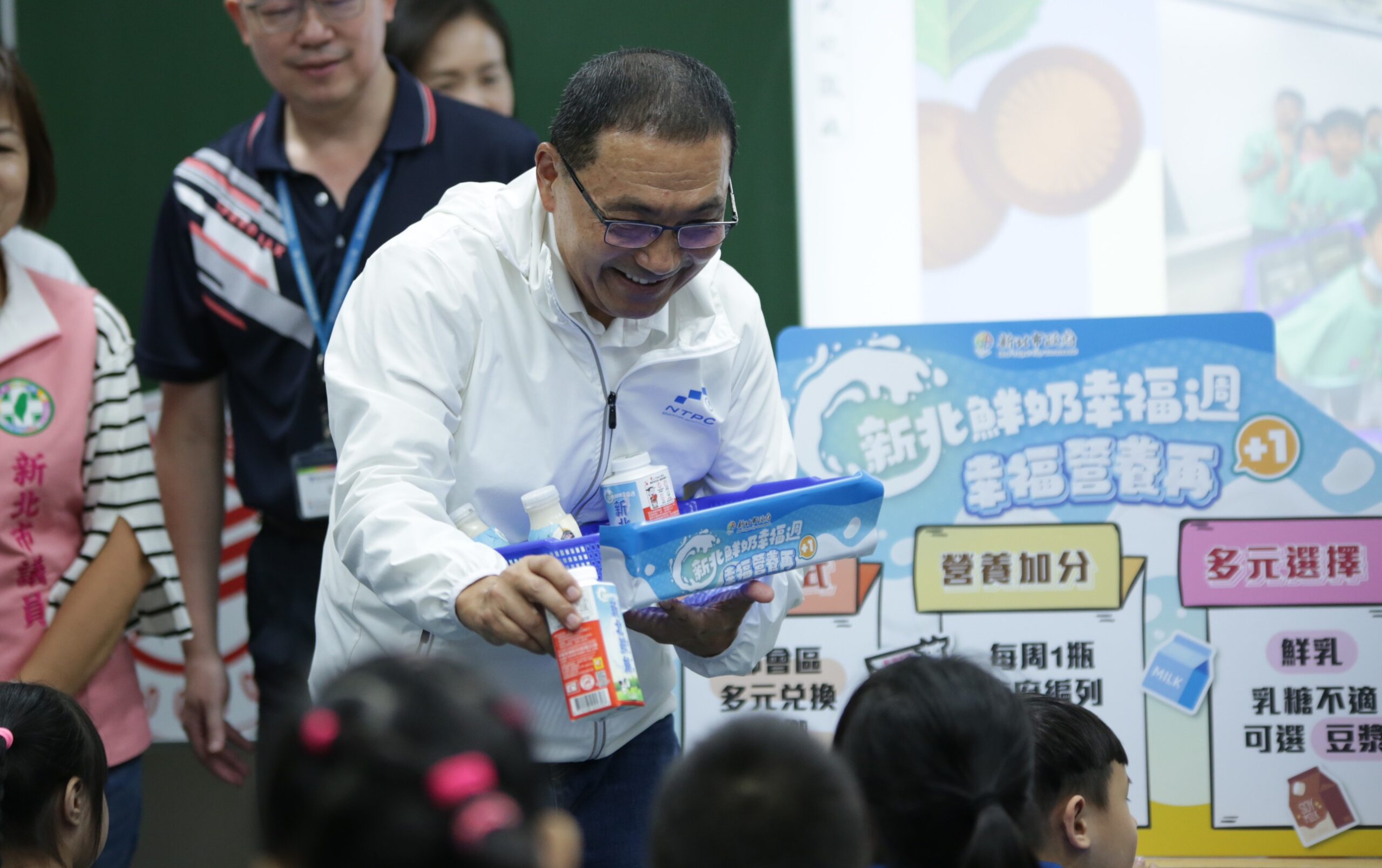 《圖說》侯友宜市長關心學童飲食健康，打造安心校園餐桌。〈教育局提供〉