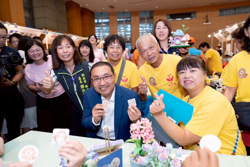 《圖說》 侯友宜宣布明年新北率六都之先成立「高齡長期照顧處」，讓高齡政策與失智照護更具整合性，提供長者更完整、更溫暖的支持體系。〈衛生局提供〉