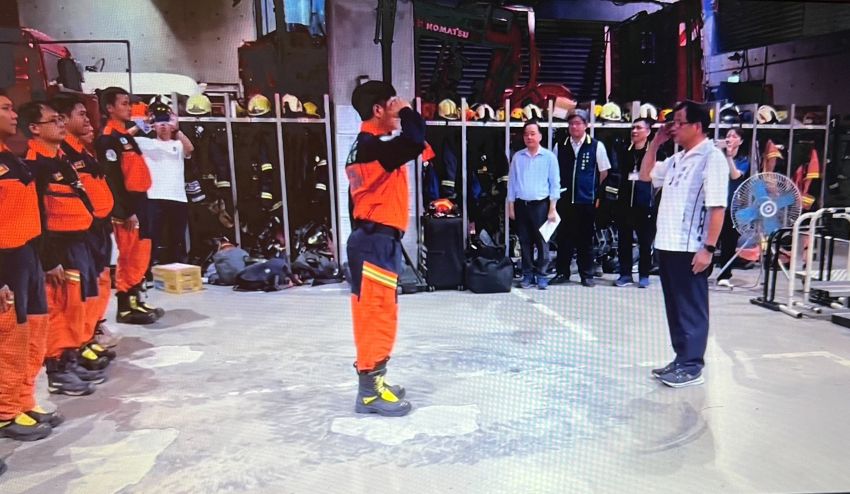 《圖說》花蓮縣馬太鞍溪堰塞湖潰堤，新北消第一時間整隊馳援。〈消防局提供〉