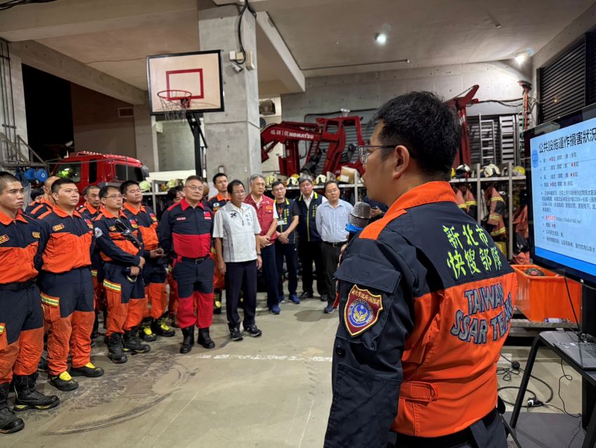 《圖說》局長陳崇岳親赴動員集結點進行任務說明。〈消防局提供〉