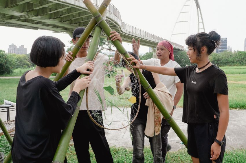 《圖說》策展人李蕢至協助創作營團隊學習如何在戶外設置藝術裝置。〈高灘處提供〉
