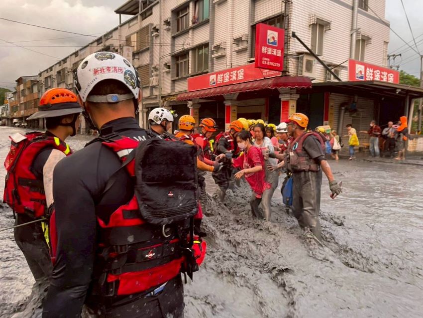 《圖說》新北消救援花蓮馬太鞍溪堰塞湖溢流洪災深入災區。〈消防局提供〉