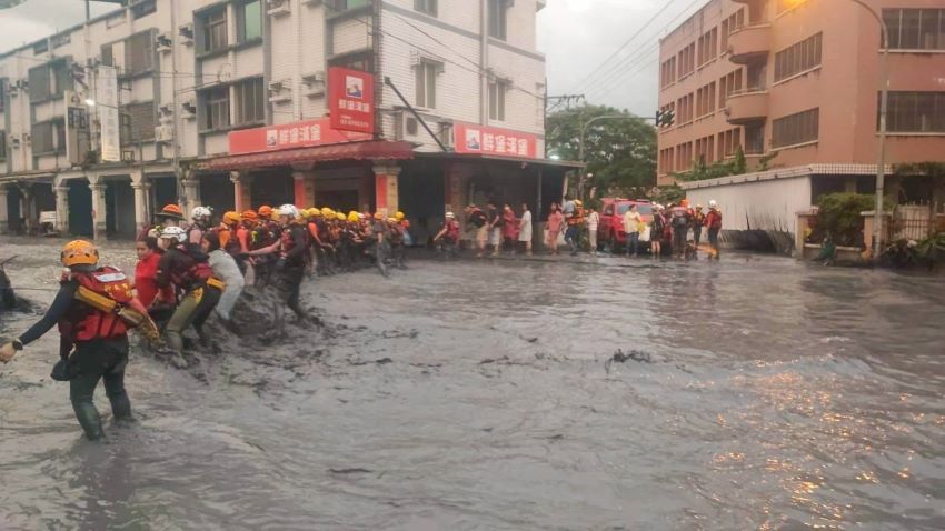 《圖說》新北消救援花蓮馬太鞍溪堰塞湖溢流洪災深入災區，搶救所有需要幫助的人。〈消防局提供〉