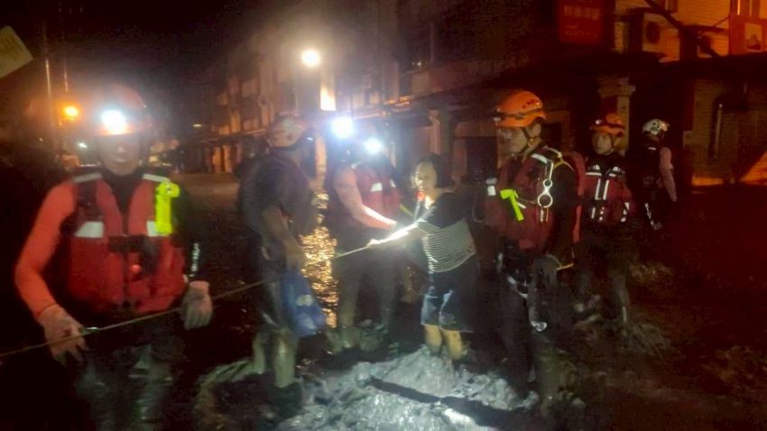 《圖說》新北消救援花蓮馬太鞍溪堰塞湖溢流洪災深入災區，連夜搜索、連夜搶救。〈消防局提供〉