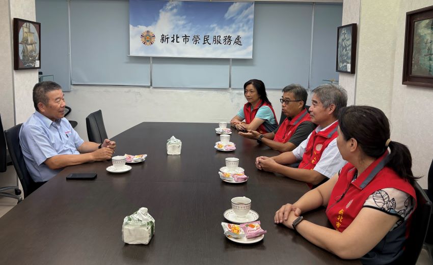 《圖說》侯榮芳總經理(左)與新北榮服處就本次捐贈，暢談協助榮民眷等合作事宜。〈新北榮服處提供〉