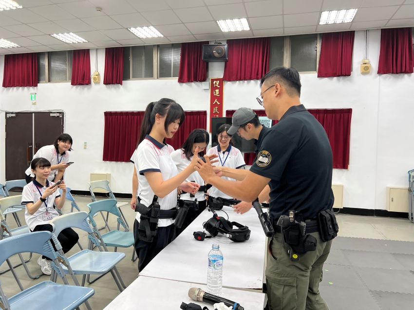 《圖說》廉政班55期學員參訪，體驗情境模擬應變射擊。〈警察局提供〉