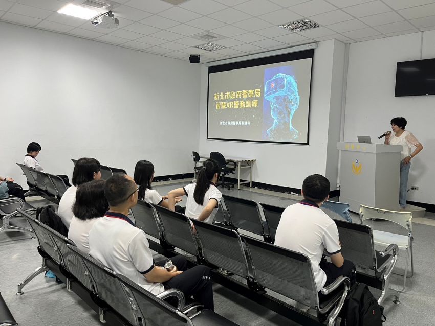 《圖說》警局訓練科介紹智慧XR警勤訓練。〈警察局提供〉