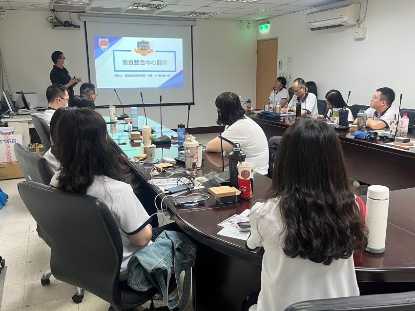 《圖說》資訊室介紹情資整合工作。〈警察局提供〉