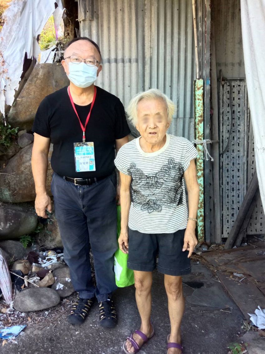 《圖說》藥師山社福慈善事業基金會志工長期關懷三芝偏區住在大樹下鐵皮屋的獨居阿嬤。〈社會局提供〉