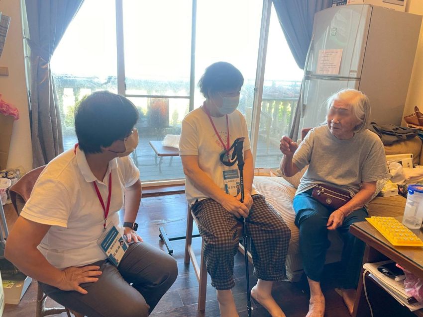 《圖說》藥師山社福慈善事業基金會結合醫師、護理師、復健師等，針對偏區特殊的弱勢個案給予醫療關懷。〈社會局提供〉