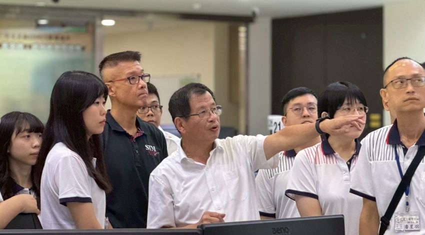 廉政班學員參訪新北消 實務分享收穫滿滿 1 《圖說》新北消防局長陳崇岳親帶領廉政班學員解說119指揮中心運作。〈消防局提供〉