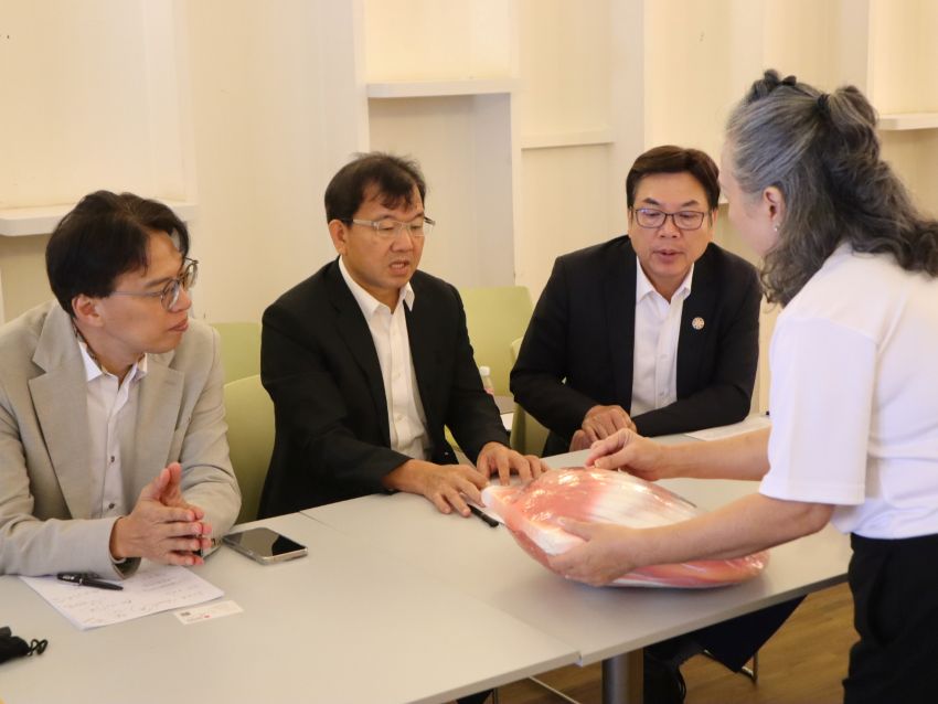 《圖說》新加坡的海葬，由政府指定區域，將骨灰放置於特殊材質容器，在海上可漂浮約20 ～30分鐘後慢慢沈入海底，中為民政局長林耀長。〈民政局提供〉