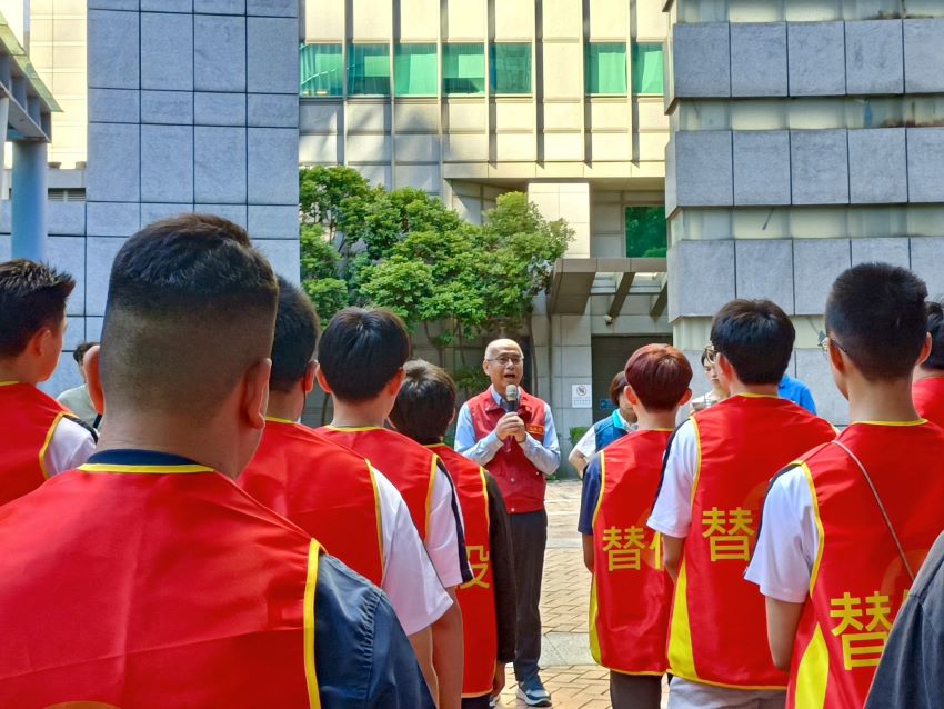 《圖說》民政局范姜副局長坤火今日代表侯市長鼓勵新北市20名替代役男投入花蓮災後復原工作。〈民政局提供〉