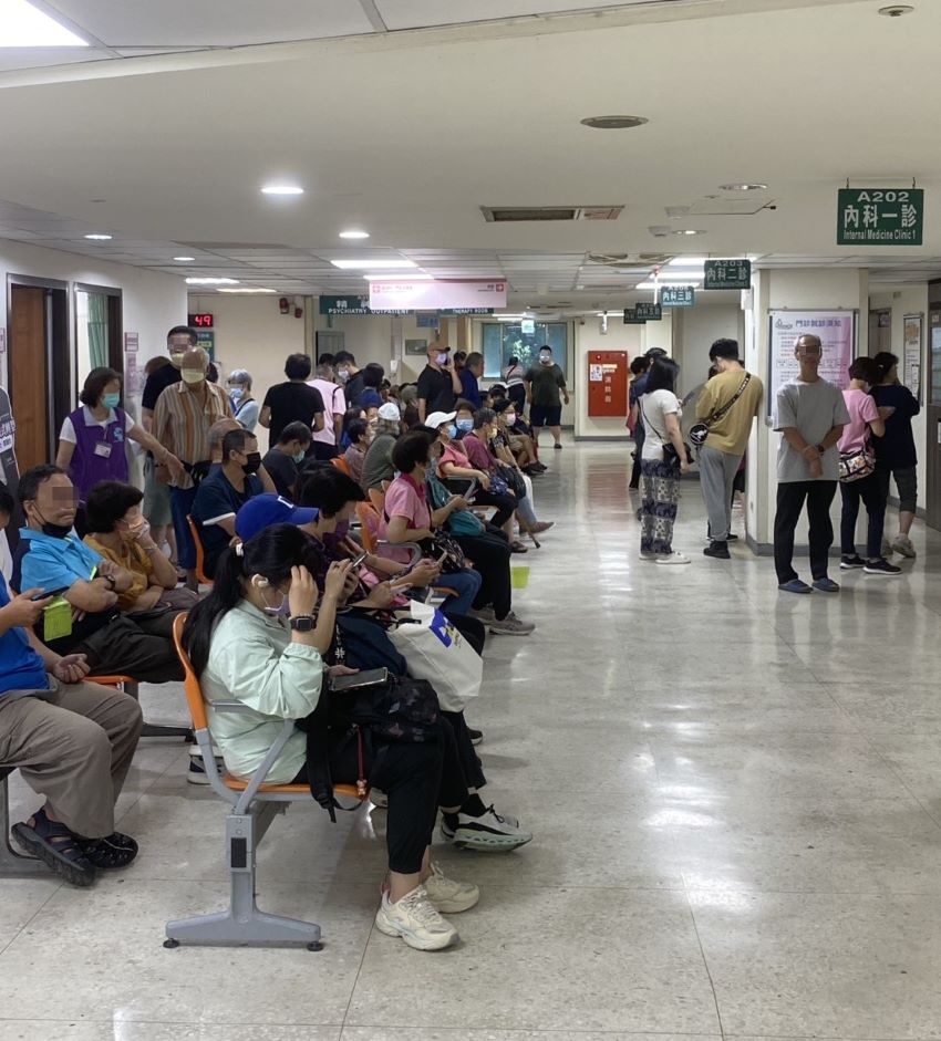 《圖說》衛生局提醒連假期間民眾如需就醫，建議可先致電醫院查詢確認，以免白跑一趟而延誤看診。〈衛生局提供〉