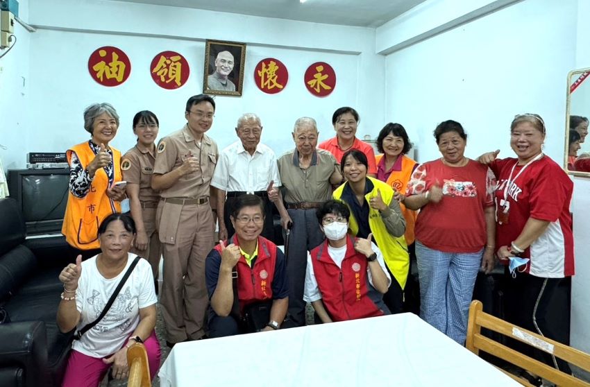 《圖說》吳曉慧總幹事(後排左6)偕同海軍通信系統指揮部、板橋榮家代表等一行人，於秋節前赴中和區國軍單身退員宿舍「中和新莊退舍」，共同訪慰年長榮民前輩。〈新北榮服處提供〉