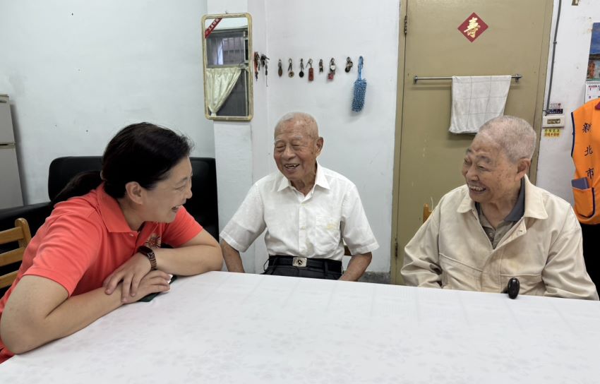 《圖說》吳曉慧總幹事(左)與陳家光會長(中)、陳一元伯伯(右)等人話家常，逗得老人家好開心。〈新北榮服處提供〉