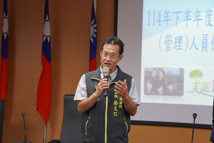 《圖說》板橋區公所主任秘書蔡文仁感謝守望相助隊對社區治安的努力與付出貢獻。〈板橋分局提供〉