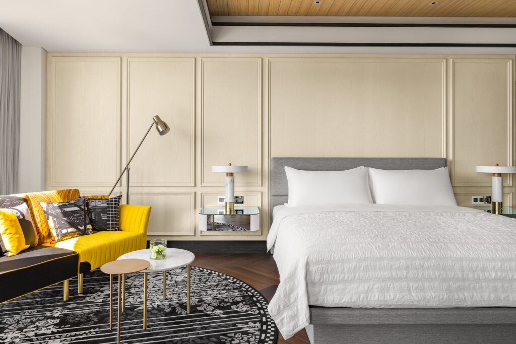 首次攜手法國知名香氛品牌 台中李方艾美推「Maison Margiela 慵懶假期」 1 3. %E9%99%BD%E5%85%89%E7%81%91%E8%90%BD%E5%9C%A8%E6%88%BF%E5%85%A7%EF%BC%8C%E6%97%85%E4%BA%BA%E5%8F%AF%E5%9C%A8%E9%A6%99%E6%B0%9B%E5%8C%85%E5%9C%8D%E4%B8%8B%E9%96%B1%E8%AE%80%E3%80%81%E6%94%BE%E9%AC%86%EF%BC%8C%E4%BA%AB%E5%8F%97%E4%B8%80%E5%A0%B4%E5%B0%88%E5%B1%AC%E7%9A%84%E3%80%8E%E6%85%B5%E6%87%B6%E5%81%87%E6%9C%9F%E3%80%8F