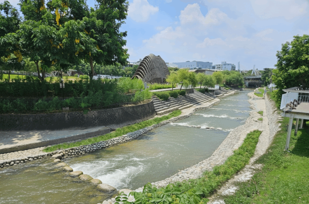 榮獲2025年建築園冶獎 台中市軟埤仔溪水環境改善工程累積7項專業大獎肯定 1 %E5%9B%9B%E5%8D%80%E5%8F%B3%E5%B2%B8%E6%96%B0%E8%A8%AD%E4%BA%BA%E8%A1%8C%E9%81%93%E4%B8%B2%E8%81%AF%E8%A1%8C%E4%BA%BA%E5%8B%95%E7%B7%9A %E4%B8%BB%E6%B7%B1%E6%A7%BD%E7%A2%BA%E4%BF%9D%E8%BE%B2%E6%B0%91%E7%81%8C%E6%BA%89%E5%8F%96%E6%B0%B4%E9%87%8F %E5%9C%A8%E4%BD%8E%E6%B0%B4%E8%AD%B7%E5%B2%B8%E8%A8%AD%E7%BD%AE%E9%80%8F%E6%B0%B4%E6%A4%8D