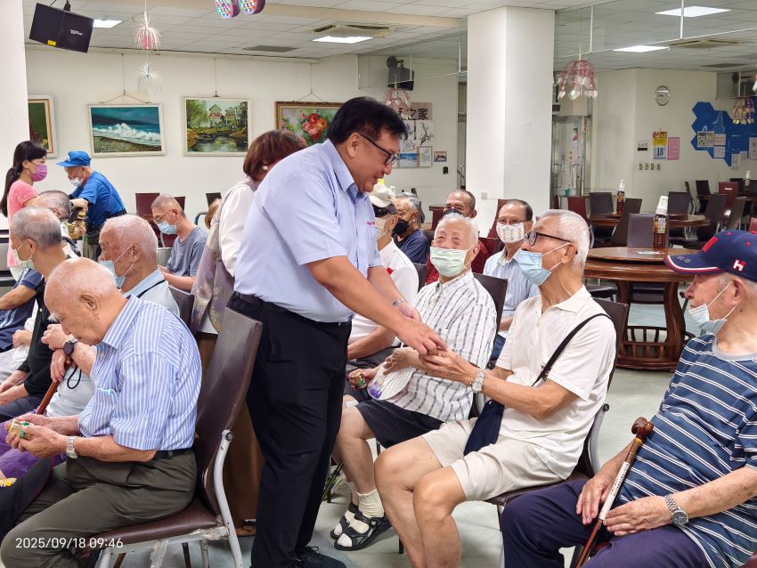 《圖說》空軍退役的楊副總關懷空軍的沈伯伯(右2) 。〈板橋榮家提供〉