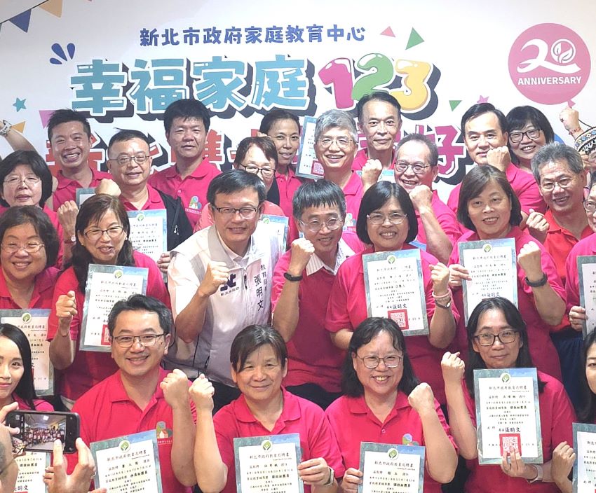 《圖說》教育局長張明文與家庭教育輔導團授證合照。〈教育局提供〉