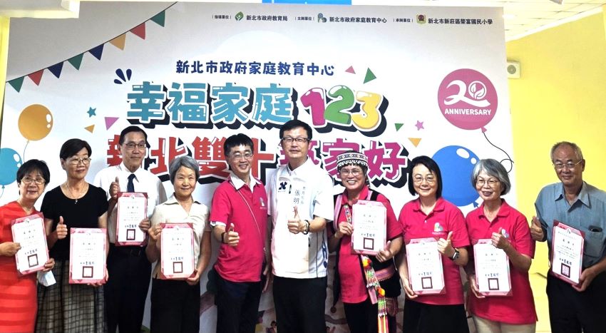 《圖說》頒發8185志工20週年以上感謝狀。〈教育局提供〉