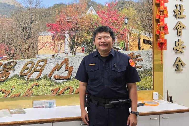 美籍旅客深夜找不到旅店 北投警助平安回家 1 %E9%99%B3%E9%8A%98%E7%85%A7