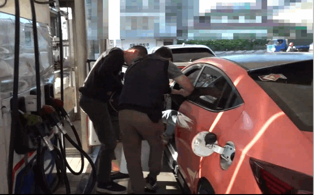 %E6%AF%92%E8%B2%A9%E9%96%8B%E8%B7%91%E8%BB%8A%E9%80%B2%E8%A1%8C%E6%AF%92%E5%93%81%E4%BA%A4%E6%98%93%E5%81%B5%E5%9B%9B%E9%9A%8A%E6%96%BC%E5%85%B6%E5%8A%A0%E6%B2%B9%E5%B0%87%E4%BB%96%E7%B7%9D%E7%8D%B2