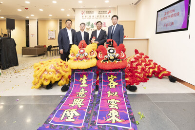 冠忠巴士集團主席黃良柏先生（右二）、集團行政總裁黃焯安先生（左一) 與深圳市機場（集團）副總經理、深圳市機場股份有限公司董事長陳繁華先生 (左二)及深圳航空行銷委員會副主任陳曦先生(右一)主持候機樓啟動儀式。