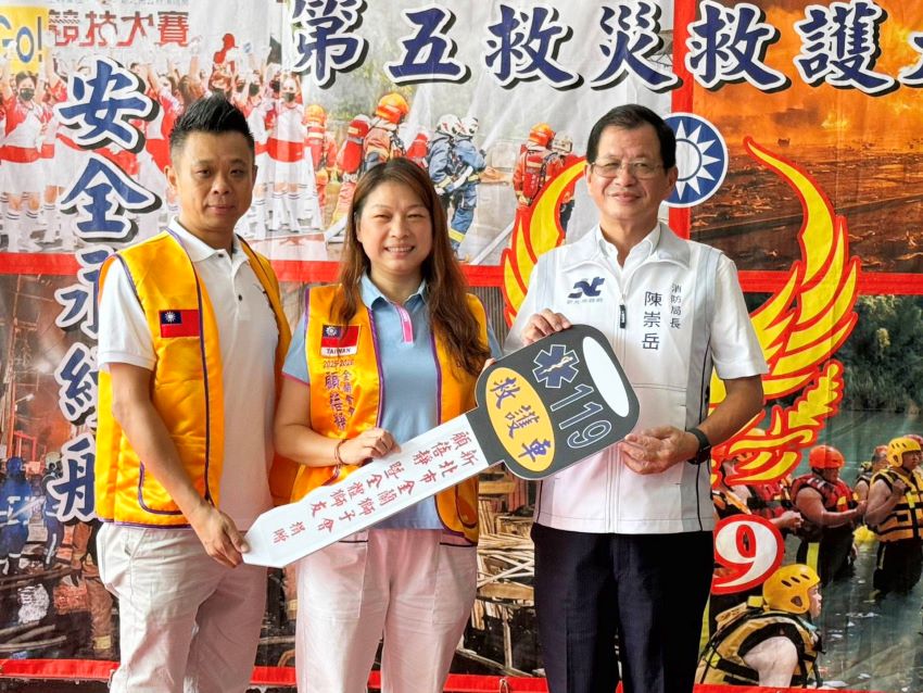 造福鄉民永續守護 顧蓓靜攜手獅子會贈新北消高頂救護車 1 《圖說》顧蓓靜賢伉儷(左)以鑰匙模型代表捐贈消防局救護車給予消防局長陳崇岳。〈消防局提供〉