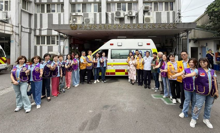 造福鄉民永續守護 顧蓓靜攜手獅子會贈新北消高頂救護車 4 《圖說》消防局長陳崇岳、顧蓓靜女士及新北市金蘭獅子會與捐贈之救護車合照。〈消防局提供〉