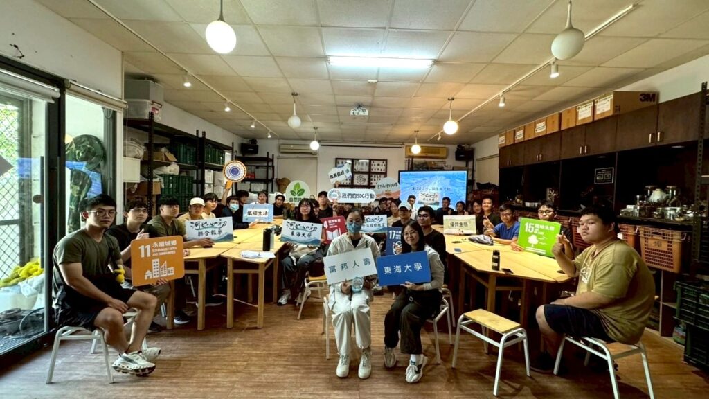 %E5%9C%96%E8%AA%AA%E4%B8%89%EF%BC%8C%E3%80%8C%E8%B7%A8%E9%BD%A1%E6%BA%AA%E6%84%9B%C3%97%E6%B0%B8%E7%BA%8C%E8%81%9A%E5%8A%9B%E3%80%8D%E8%A8%88%E7%95%AB%E8%A1%8C%E5%8B%95%E6%A0%A1%E5%9C%92%E5%85%A5%E7%8F%AD%E5%A4%A7%E5%90%88%E7%85%A7%E3%80%82