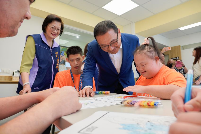 《圖說》侯友宜市長欣賞孩子的著色，左為社會局長李美珍。〈社會局提供〉